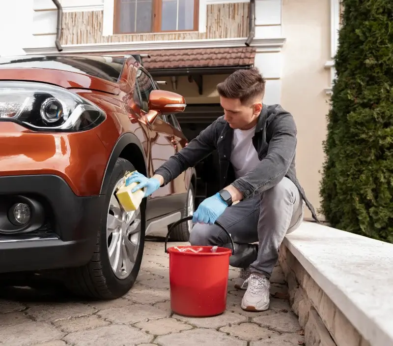Lavage auto à domicile Nouan-le-Fuzelier : professionnel intervenant sur un véhicule